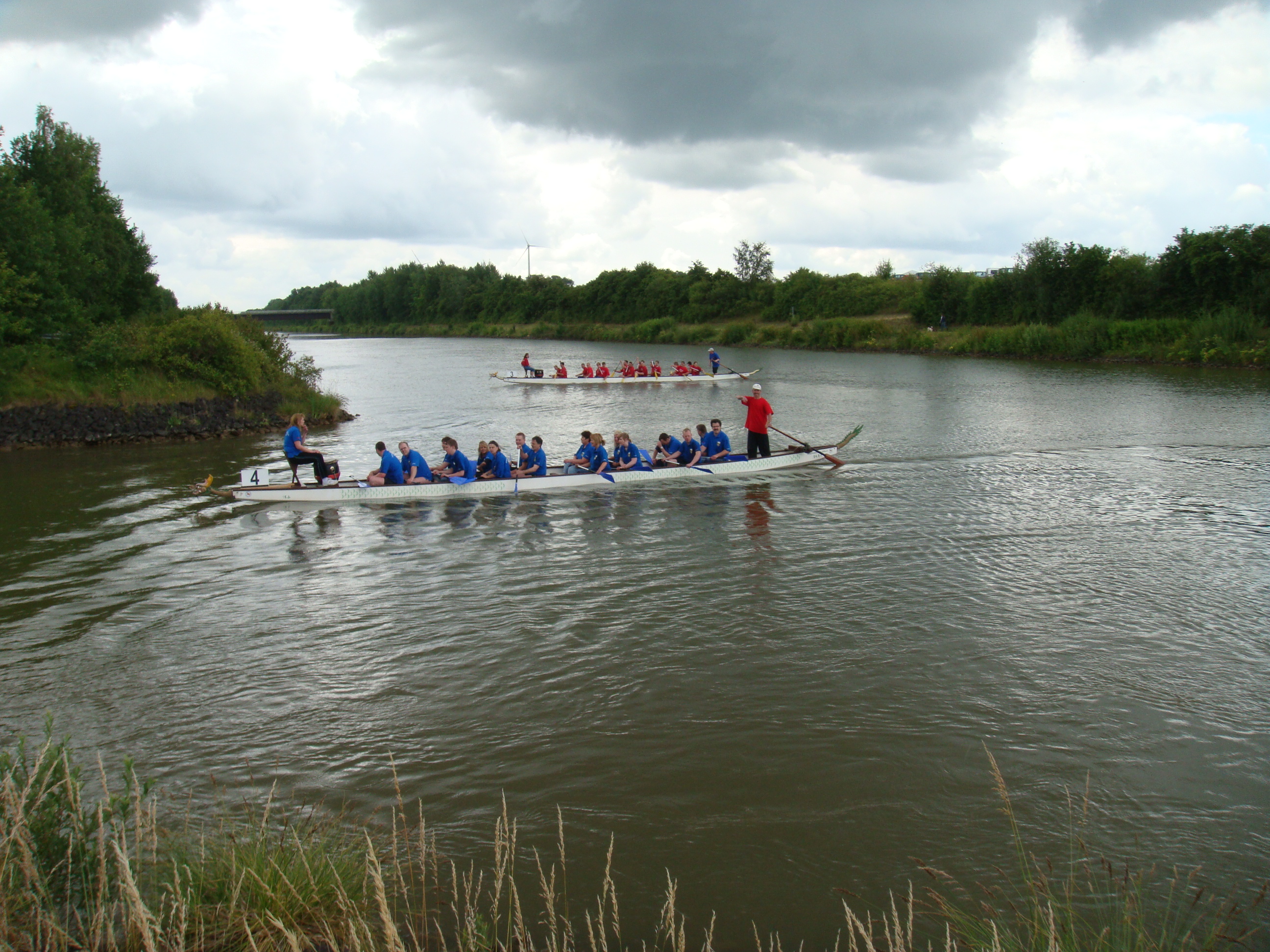 Zwei Drachenboote im Rennen auf der Ilmenau